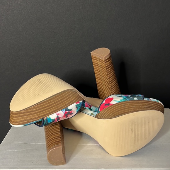 Size 7.5 Blue Floral Wood Block Platform Heels - Picture 4 of 4